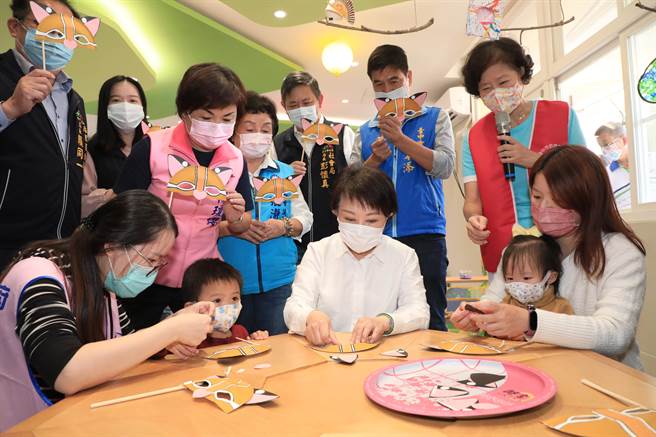 后里亲子馆19日热闹开幕，市长卢秀燕入馆与孩子们同欢。（陈淑娥摄）