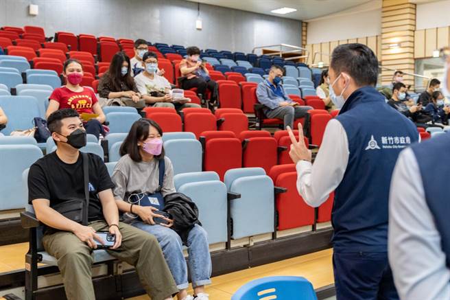 新竹市市長林智堅（圖最右者）。（圖／取自林智堅臉書）