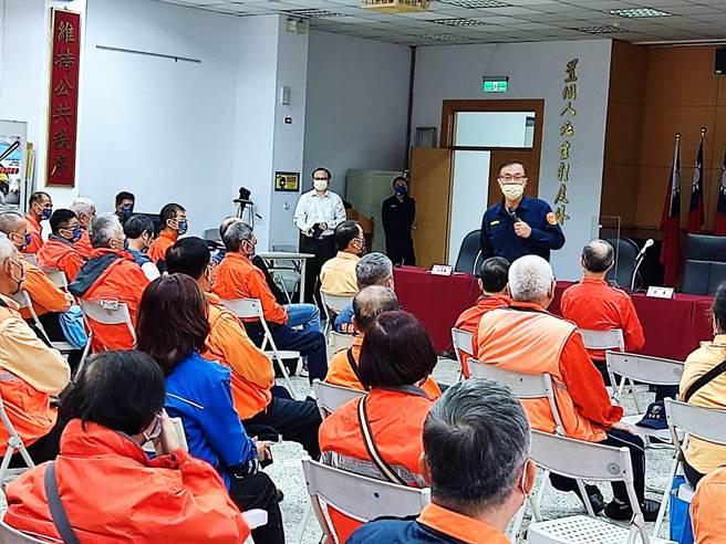 新北市中和警分局今（19日）举办守望相助队训练。（中和警分局提供）