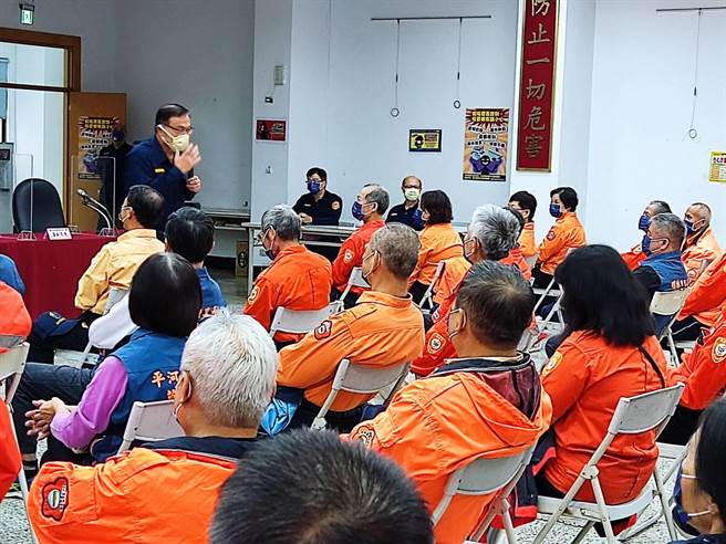 新北市中和警分局今（19日）举办守望相助队训练。（中和警分局提供）