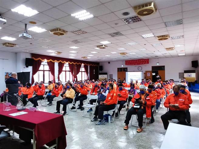 新北市中和警分局今（19日）举办守望相助队训练。（中和警分局提供）