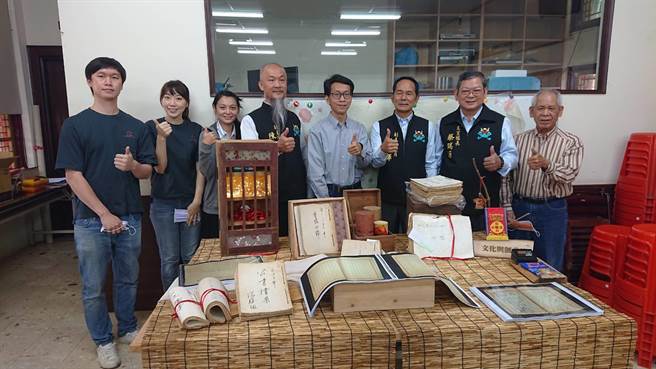 台南市文資處在土城正統鹿耳門聖母廟開辦保存文史技術的工作坊，教導寺廟如何保存重要紙本文檔。（程炳璋攝）