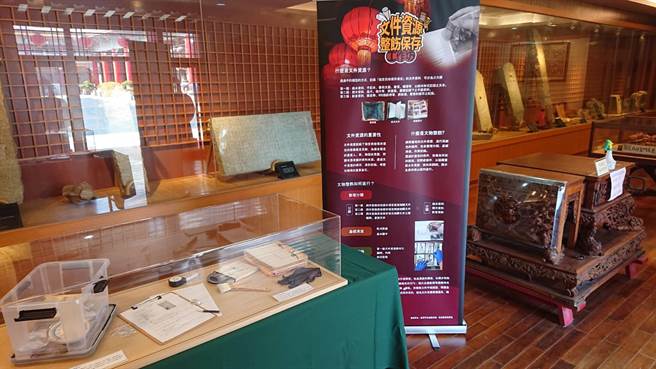 土城正統鹿耳門聖母廟將整飭完成的舊文件，陳列在館內的展覽室內。（程炳璋攝）