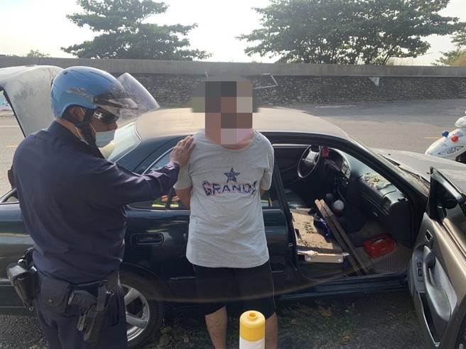 郑男偷了3个水沟盖，每个重达约20公斤，辩称不是要卖而是要放在家附近的水沟上。（翻摄照片／洪靖宜）