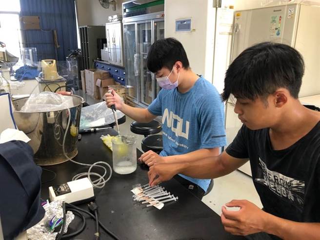 金门大学食品科学系与金大益生物科技有限公司签约，技术移转有关高粱云芝生产的研发成果。（金大提供）