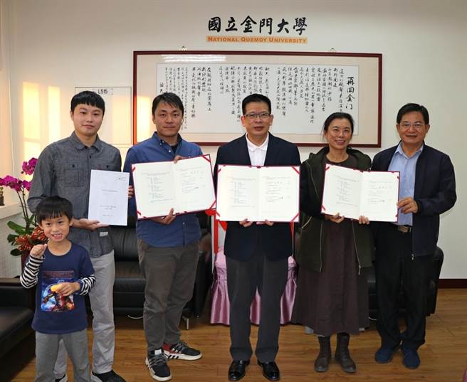 金门大学食品科学系与金大益生物科技有限公司签约，技术移转有关高粱云芝生产的研发成果，预期有助开创地方特色产业与金门高粱酒糟永续经营。（金大提供）