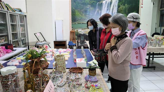 新北市五股区集福社区发展协会参加新北市社会福利参与式预算评选，获得22万元经费补助。（社会局提供）