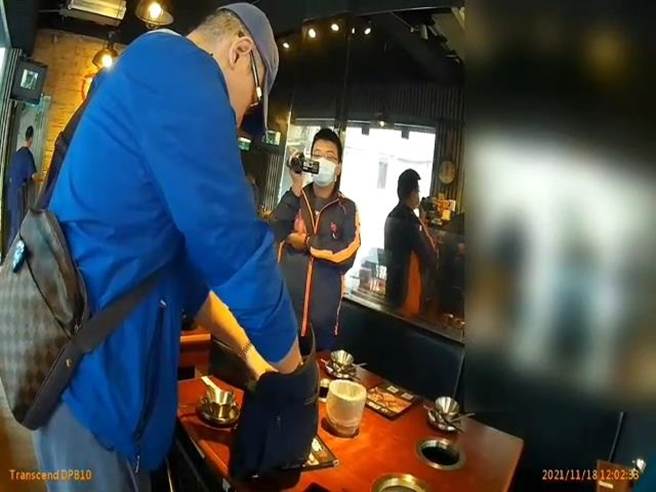 警方在火锅店内当场查获锺嫌正在诈骗被害人。(翻摄照片／林郁平台北传真）