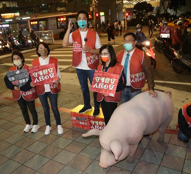 圖為國民黨立委蔣萬安（中）、市議員秦慧珠（右二）、王鴻薇（左二）、徐巧芯（左一）日前在台北市捷運南京站外發起 「公投反萊豬、食安我做主」街講行動。（資料照/陳君瑋攝）