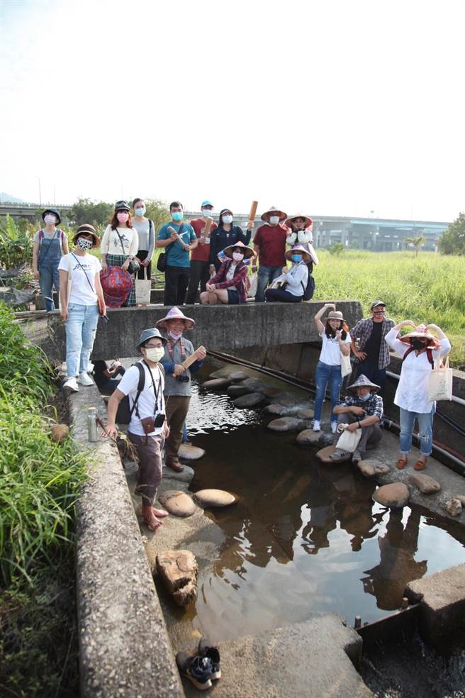参山国家风景管理处举办铜锣杭菊秋季一日轻旅行，体验洗衫坑。（参山处提供／谢明俊苗栗传真）