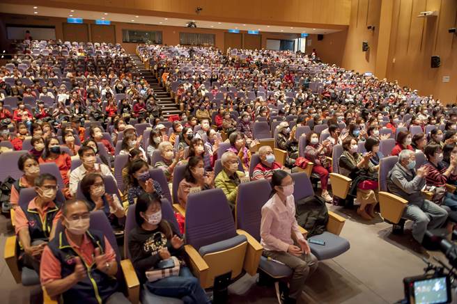 荣耀二十．志力传承公益演唱会，13日下午在新北市政府多功能集会堂举办，邀请多位民歌知名艺人齐聚献唱，向在场社福、文化与环保志工致敬。（摄影喜多力 张曜）