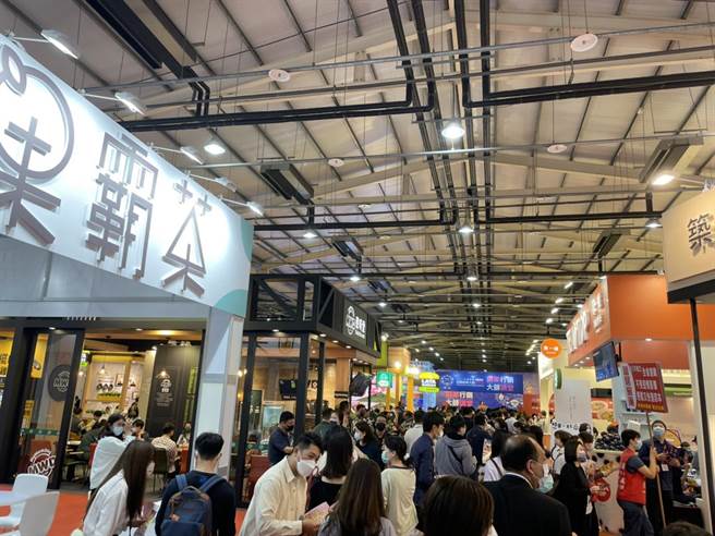 台湾连锁加盟创业大展台中展19日热闹展开，吸引许多想创业者到现场了解。(林欣仪摄)