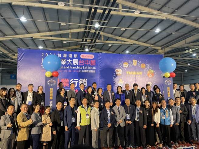 台湾连锁加盟创业大展台中展19日热闹展开，今年特别搭配5倍券推出优惠，吸睛十足。(林欣仪摄)
