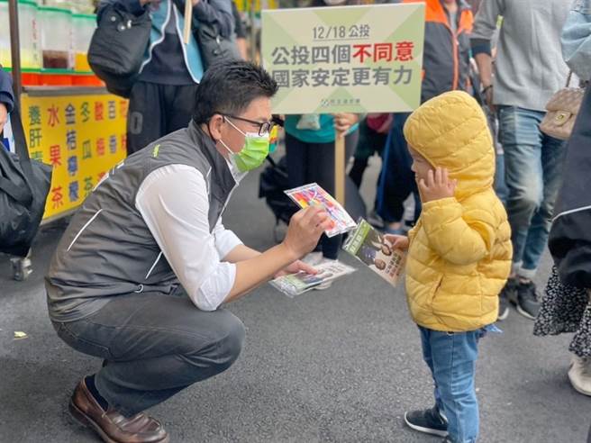 民進黨中執委鄭宏輝（左）。（圖／鄭宏輝辦公室提供）