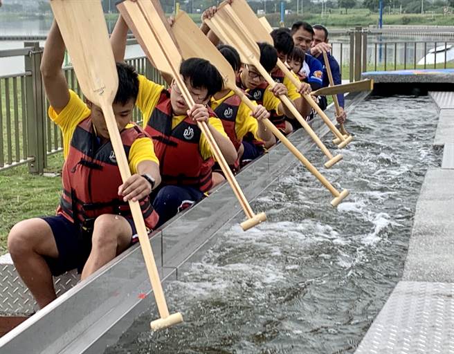 大都会公园微风运河盪桨池今（19日）正式启用。（体育处提供）