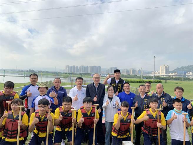 大都会公园微风运河盪桨池今（19日）正式启用。（体育处提供）