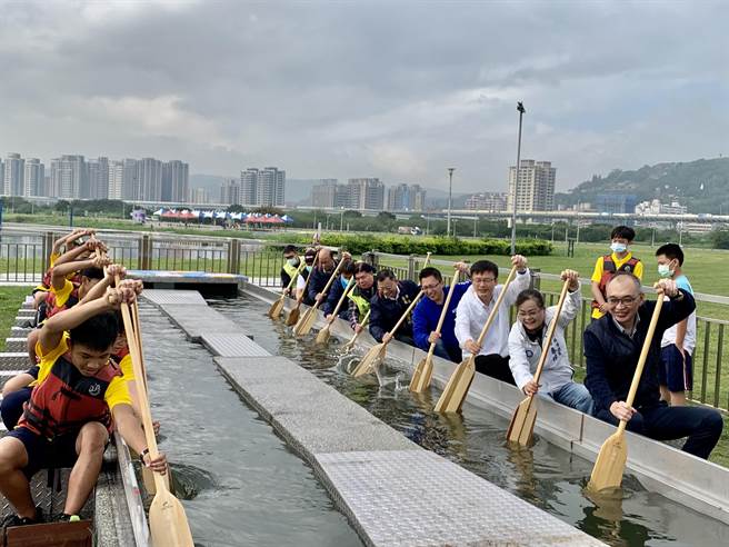 大都会公园微风运河盪桨池今（19日）正式启用。（体育处提供）