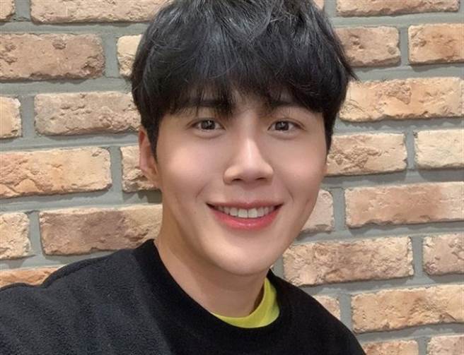 金宣虎歷经堕胎风波后竟还是人气超旺。(图/翻摄自金宣虎IG)