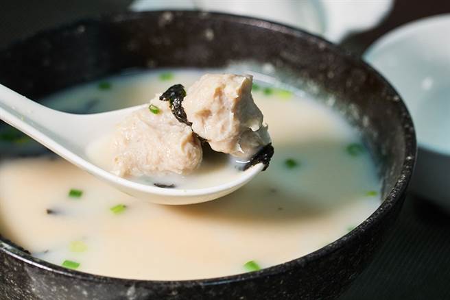 旗魚丸湯使用新鮮魚漿現做魚丸，搭配魚骨熬煮的清爽味增湯，濃縮成一碗來自東港的禮讚。(攝影/Cindy Lee)
