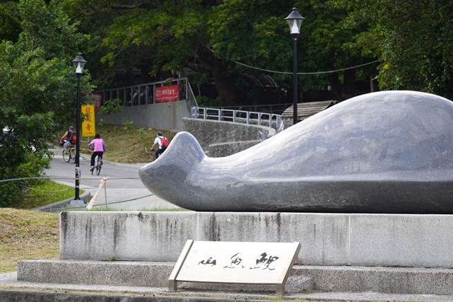 台東市鯉魚山公園是民眾晨昏運動的好去處，卻遭民眾棄置垃圾，嚴重影響環境衛生。（蔡旻妤攝）