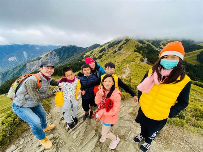 杉林集来国小师生攻顶合欢山，看见最美的台湾。（高雄市教育局提供／林雅惠传真）
