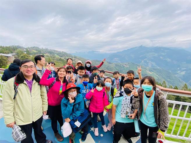 杉林集来国小22名师生攻顶合欢山，看见最美的台湾。（高雄市教育局提供／林雅惠传真）