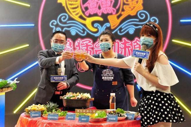 （渔业署展区以台湾热炒文化作为布展主题，表演上菜秀。图／渔业署提供）