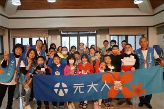 （元大人寿小树陪伴列车，最后终场驶进宜兰家扶中心，陪伴家扶的小朋友度过一个欢乐午后。图／元大人寿提供）