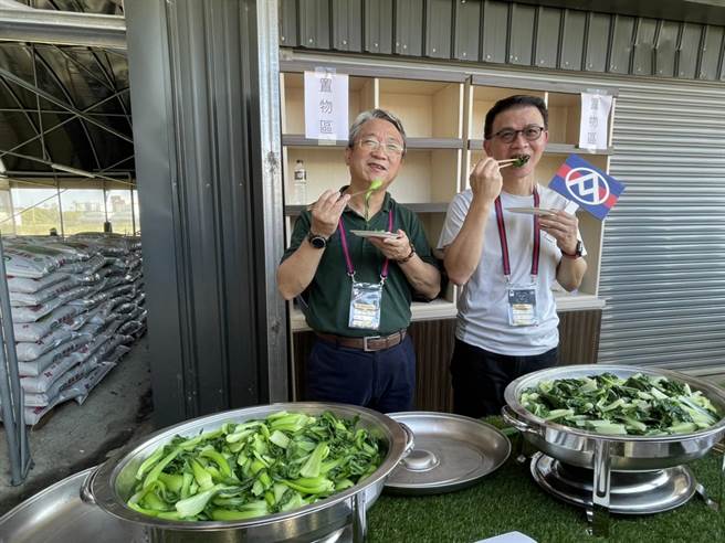 全联副董事长谢建南（左起）、总经理笃昌品尝台南柳营太康有机农业专区的有机青江菜，川烫后不加调味，吃起来特别清甜。（郭家崴摄）