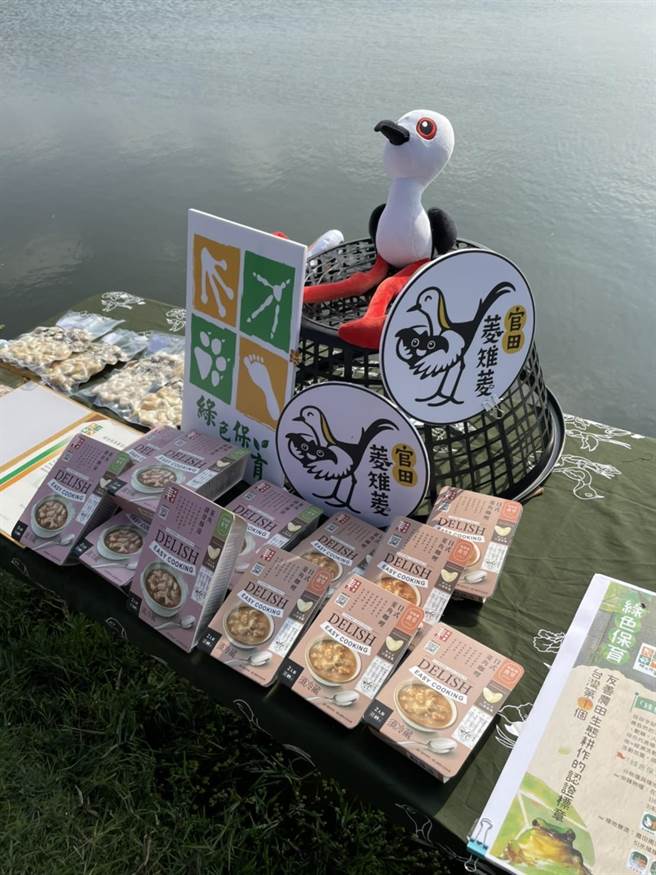 全联10月起推出季节限定的「官田菱稚菱」菱角排骨酥汤，菱角日式咖哩。（郭家崴摄）