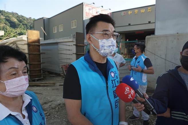 国民党立委江启臣接受媒体访问莱猪议题。（王文吉摄）