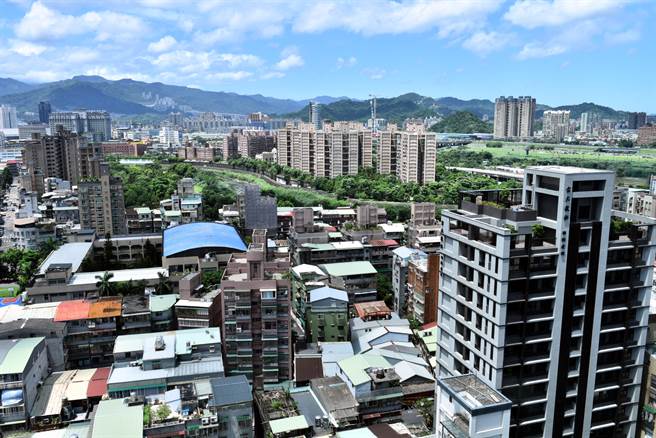 月薪有一半拿去缴房贷到底可不可笑？引起热烈讨论。（图／报系资料照）