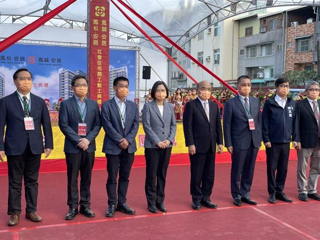 蔡英文總統、行政院長蘇貞昌19日下午特地南下高雄鳳山區參加鳳誠、鳳松安居社會住宅開工動土典禮。（洪浩軒攝）