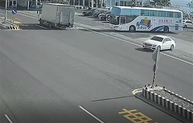 圖片中可見賓士從畫面右側的南下道路外側駛入，打算穿越缺口分隔島駛入北上道路。（圖／記者爆料網）