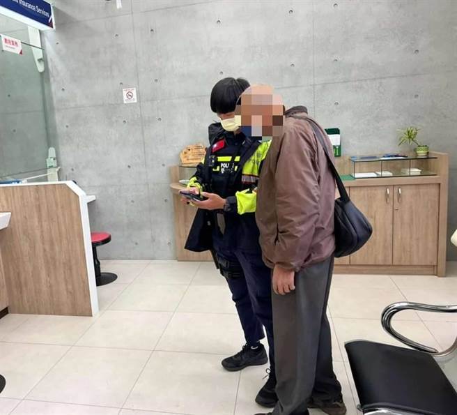 后龙分驻所员警成功阻止老翁被诈。（竹南警分局提供／谢明俊苗栗传真）