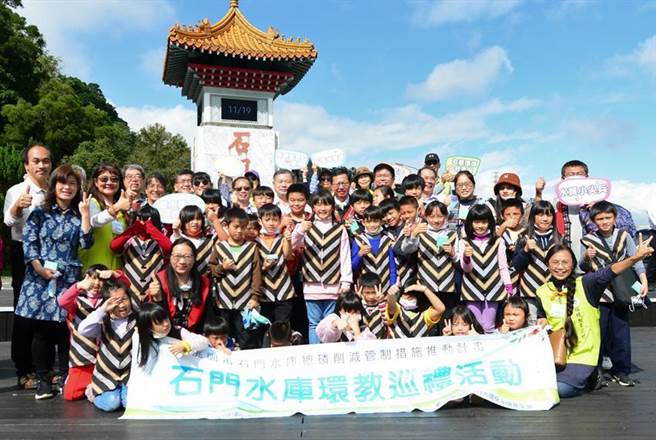日月光集团配合桃园市政府环保局，与参加石门水库环境教育课程的长兴国小学童合影。图／业者提供