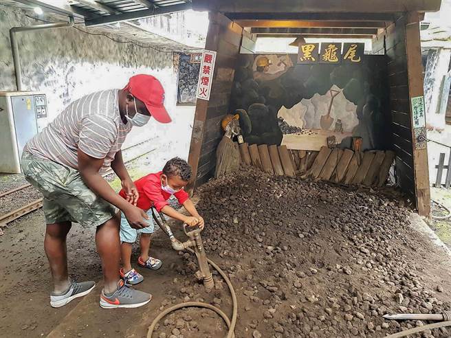 瑞芳图书分馆推出体验式在地阅读旅行，带领民眾体验矿山文化。（新北市立图书馆提供）
