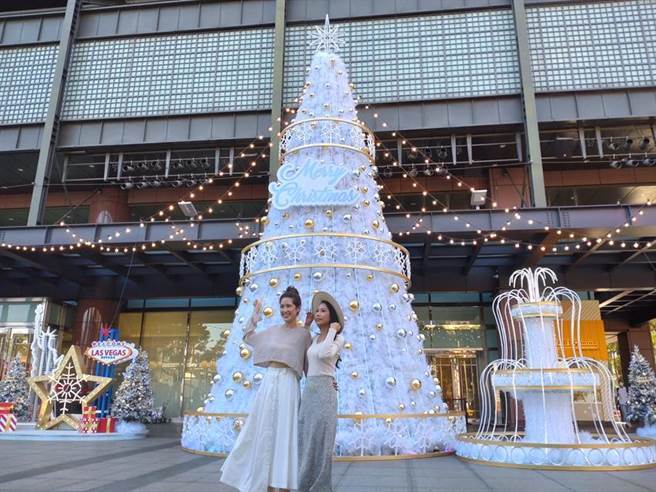 （台中新光三越在一樓打造全台獨家的「奇幻銀白耶誕村」，成為拍照打卡熱點。圖／新光三越提供）