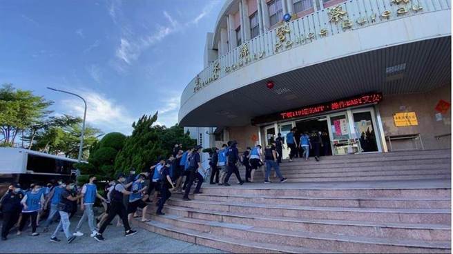 台東市區驚傳電話詐騙集團入住民宿做為詐騙機房，由於集團人數高達22人，解送畫面相當壯觀。（資料照片）