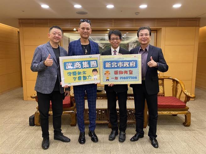 武商集團捐贈新北市清潔隊移動蒸發式水冷扇及消毒藥錠。（新北市環保局提供）