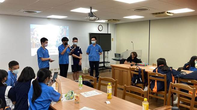 新北市竹林中学与「鸣个喇叭」地方文史工作室合作开设「在地导览员培训营」，增进学生了解中和华新街歷史、文化特色。（竹林中学提供／叶书宏新北传真）