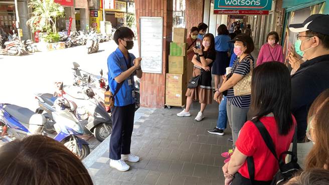 新北市竹林中学与「鸣个喇叭」地方文史工作室合作开设「在地导览员培训营」，增进学生了解中和华新街歷史、文化特色。（竹林中学提供／叶书宏新北传真）