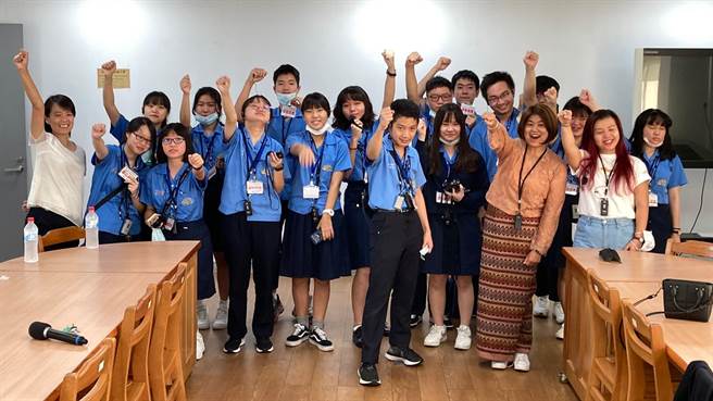 新北市竹林中学与「鸣个喇叭」地方文史工作室合作开设「在地导览员培训营」，增进学生了解中和华新街歷史、文化特色。（竹林中学提供／叶书宏新北传真）