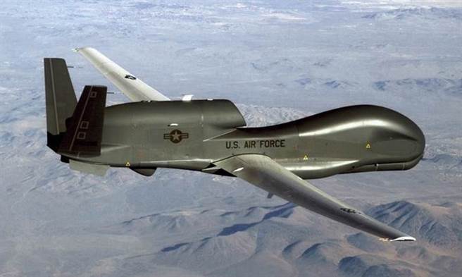 RQ-4「全球鹰」（Global Hawk，见图）无人侦察机的时代即将过去，未来可望由RQ-180加以取代。（美国空军）