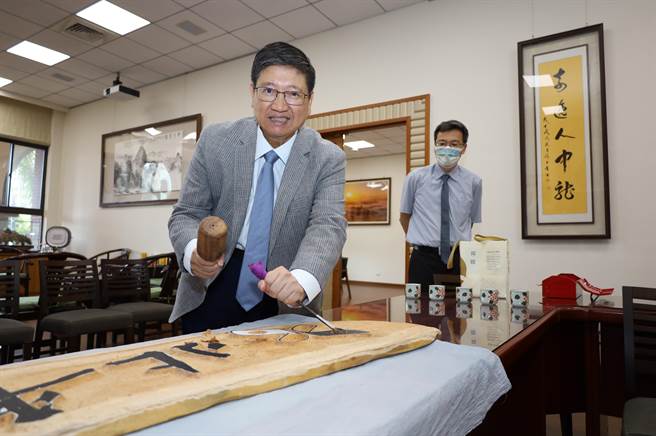 位於新竹縣新埔鎮的北平華德福實驗學校，邀請縣長楊文科共同鑿刻木匾校名，見證學校的轉型與成長。（莊旻靜攝）