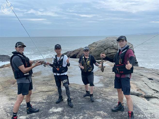 唐振剛(右一)、潘君侖(左一)跟著金門達人一起體驗磯釣。（八大提供）