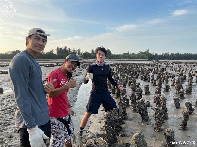 《世界第一等》主持人(左一)潘君侖、(左三)唐振剛帶觀眾一覽世界級石蚵田。（八大提供） 