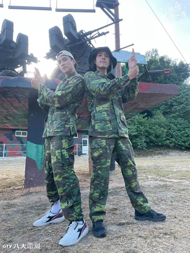 唐振剛、潘君侖前進金門軍事體驗園區。（八大提供）