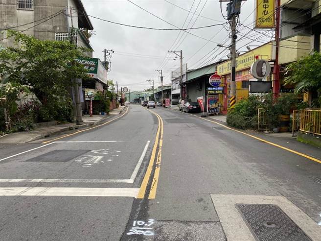 新北市养工处将于11月21日夜间10时至隔日上午6时办理泰山区枫江路道路铣铺工程，施工期间将封闭枫江路部分路段(明志路至新五路区段)，提醒用路人改从中港西路或中港南路等作为替代道路。（工务局提供）