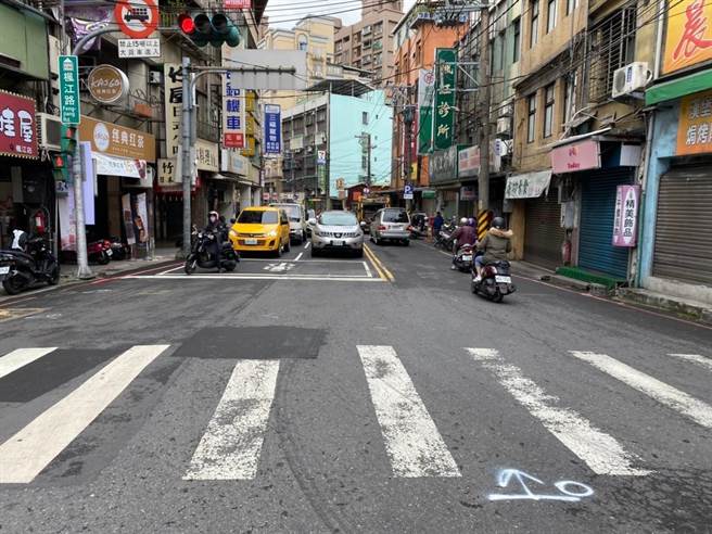 新北市养工处将于11月21日夜间10时至隔日上午6时办理泰山区枫江路道路铣铺工程，施工期间将封闭枫江路部分路段(明志路至新五路区段)，提醒用路人改从中港西路或中港南路等作为替代道路。（工务局提供）